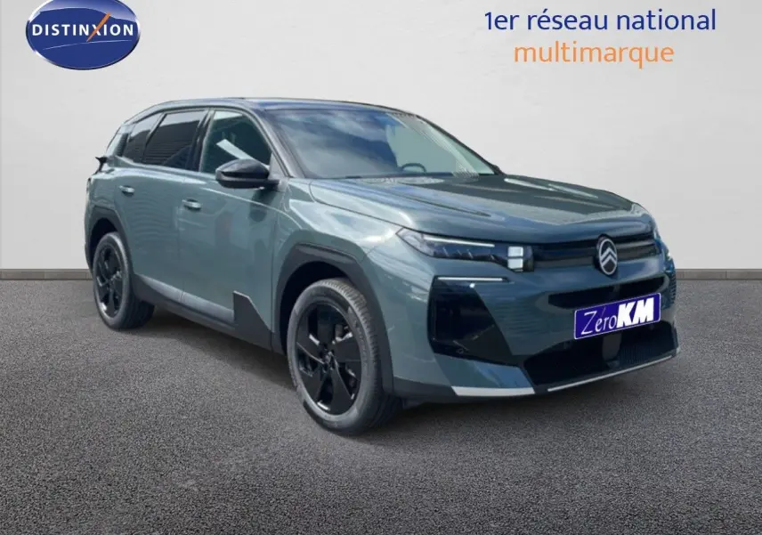 Vue 3/4 avant droit du Citroën C5 Aircross Hybrid 145ch en vert Astoria métal avec jantes noires et calandre distinctive.