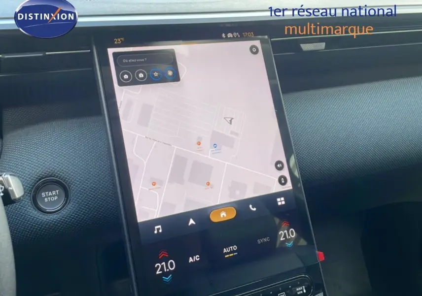 Vue rapprochée de l’écran tactile central du Citroën C5 Aircross Hybrid 2026 avec navigation et commandes climatisation.