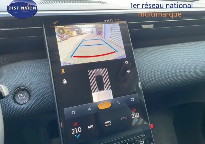 Écran central tactile du Citroën C5 Aircross Hybrid 2026 montrant la caméra de recul et les commandes de climatisation.