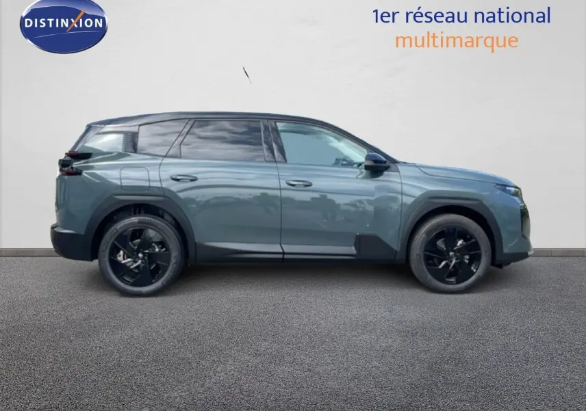 Profil droit du Citroën C5 Aircross Hybrid 145ch en Vert Astoria Metal avec jantes noires et toit noir.