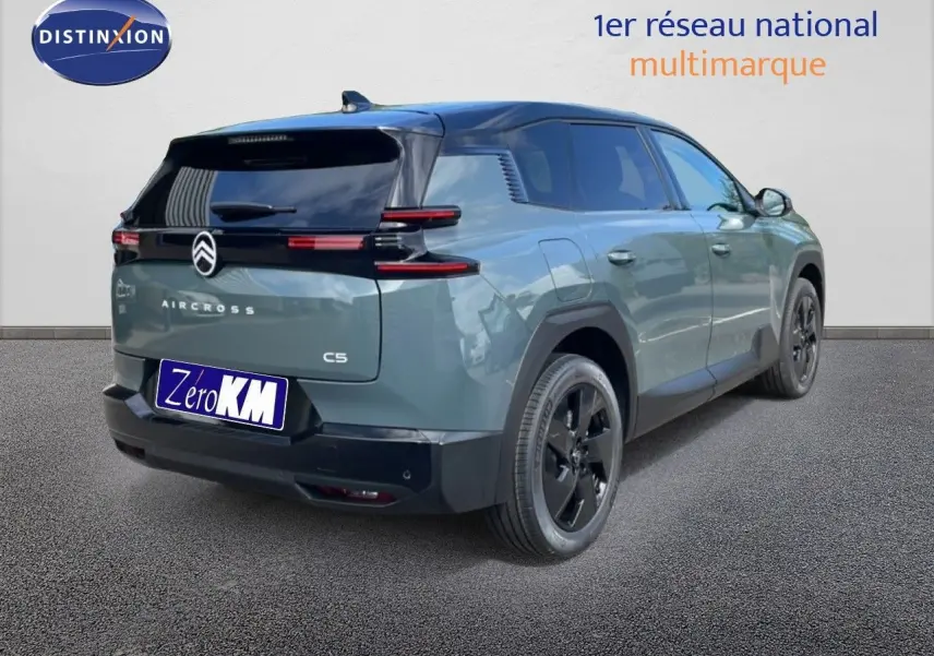 Vue 3/4 arrière droite du Citroën C5 Aircross Hybrid vert Astoria métal avec toit noir et jantes noires.