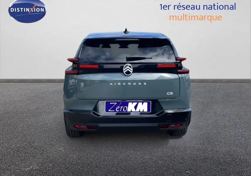 Vue arrière d'un Citroën C5 Aircross Hybrid 145ch vert Astoria Métal avec feux arrière horizontaux et vitre teintée.