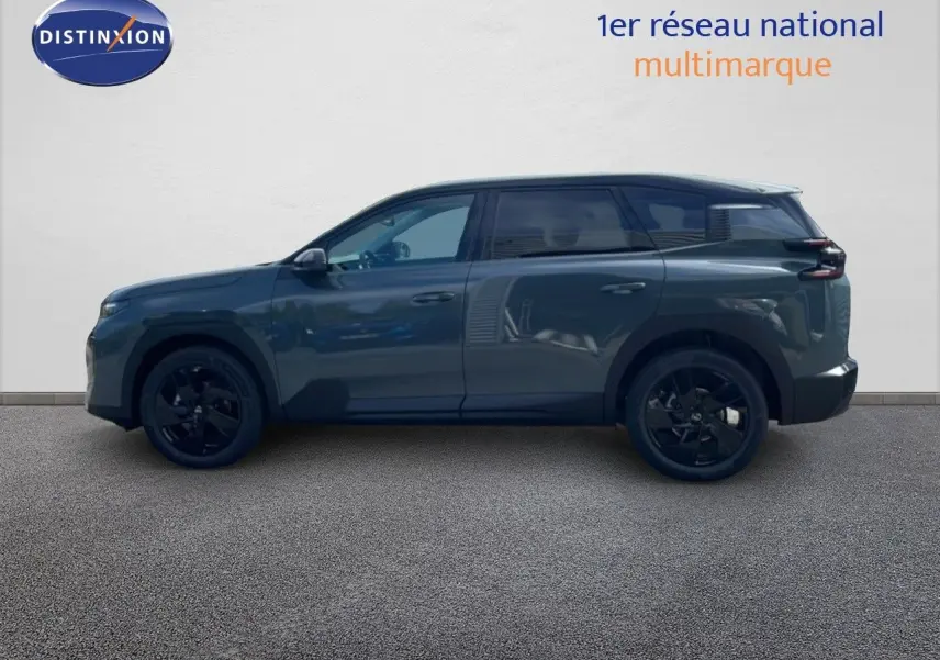 Profil côté gauche du Citroën C5 Aircross Hybrid 145ch vert Astoria métallisé avec jantes noires et vitres teintées.