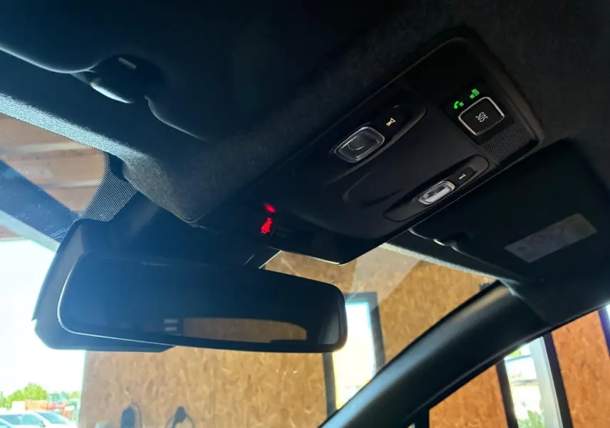 Vue intérieure du rétroviseur central et du plafonnier avec commandes SOS et éclairage sur Renault Clio gris schiste 2025.