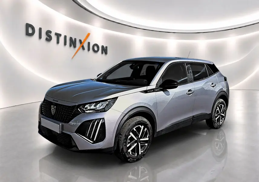 Peugeot 2008 gris en 3/4 avant droit, avec jantes noires et détails noirs sur la calandre et les rétroviseurs.