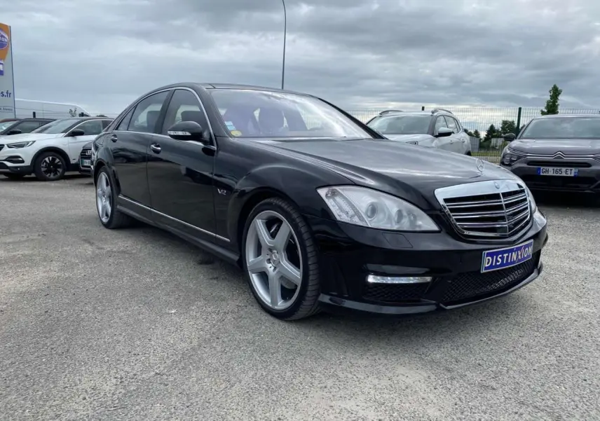 Mercedes Classe S 600 L noire vue en 3/4 avant droit avec jantes AMG 5 branches et calandre chromée.