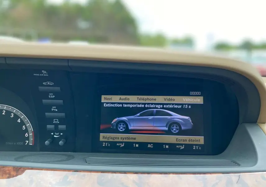 Écran central intérieur montrant une illustration latérale droite d'une Mercedes Classe S noire.