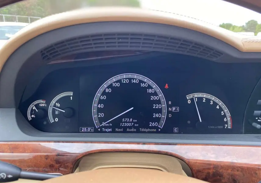 Tableau de bord de Mercedes Classe S 600 L 2007 avec compteurs numériques et garnitures bois Designo vues de face.