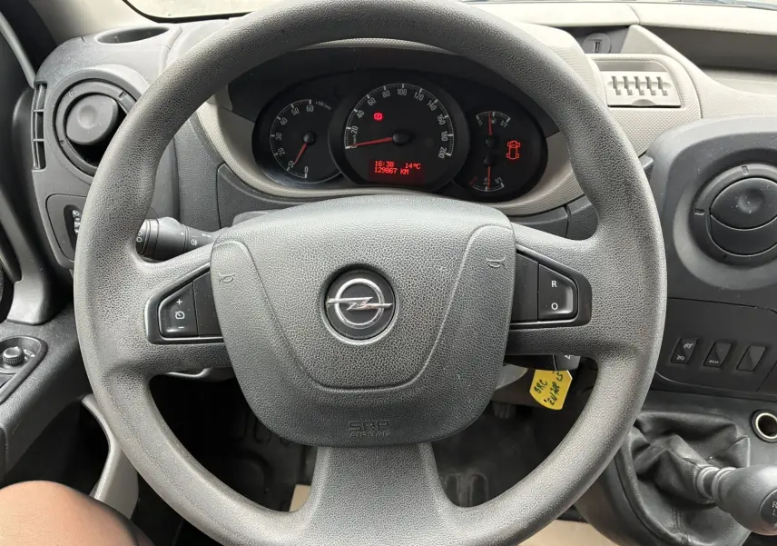 Vue rapprochée du volant noir de l'Opel Movano Fourgon 2017 avec tableau de bord et levier de vitesses manuel visibles.