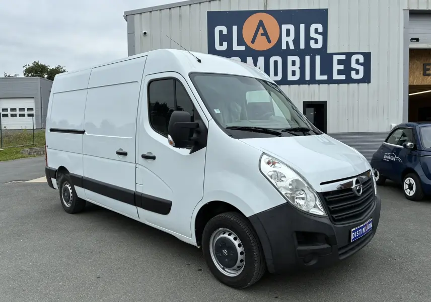 Opel Movano Fourgon blanc vu en 3/4 avant droit, avec pare-chocs noirs et jantes acier simples.