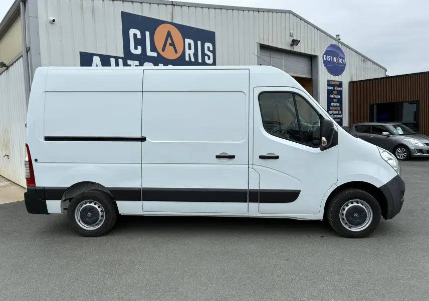 Profil droit d'un fourgon Opel Movano blanc 2017, version L2H2, avec bandeaux noirs et jantes acier simples.