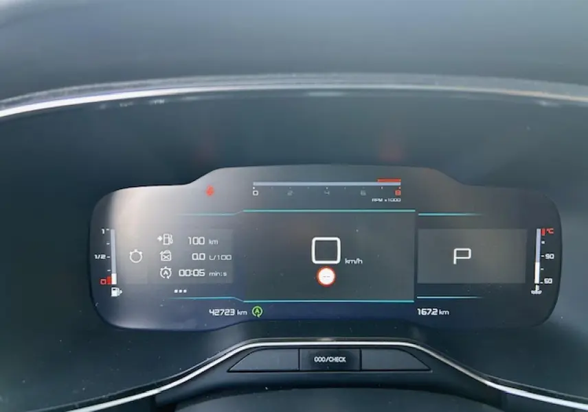 Affichage numérique du tableau de bord du Citroën C5 Aircross 2022, avec indicateurs de vitesse, régime et température moteur.