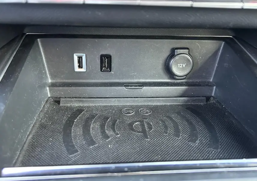 Espace de rangement intérieur avec prise USB, port 12V et surface de recharge sans fil dans une Citroën C5 Aircross.