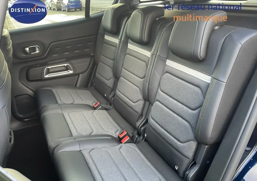 Vue intérieure sur la banquette arrière en cuir noir et tissu gris du Citroën C5 Aircross bleu Eclipse Metal.