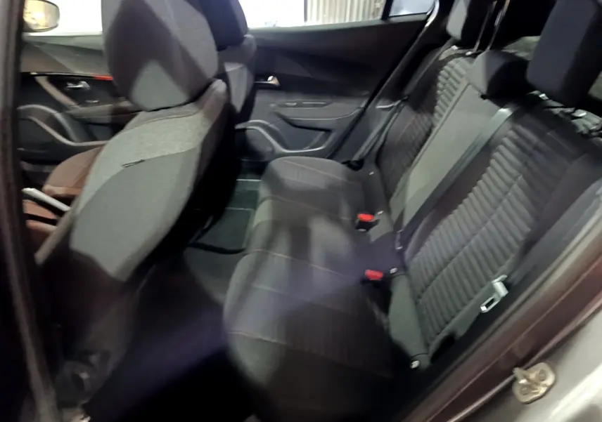 Vue intérieure côté droit sur la banquette arrière noire à motifs du Peugeot 2008 gris clair, version Active Business 2021.