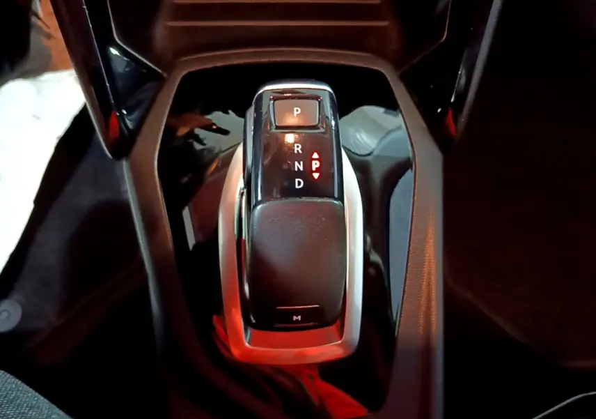 Le levier de vitesses automatique noir de la Peugeot 2008 BlueHDi 130, vue rapprochée de dessus.