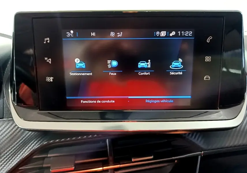 Écran tactile central du tableau de bord du Peugeot 2008 gris clair, affichant les réglages de conduite.