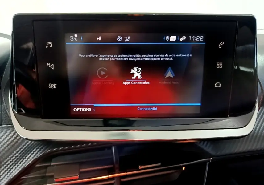 Écran tactile central affichant les applications connectées dans l’habitacle d’une Peugeot 2008 gris clair, vue de face.