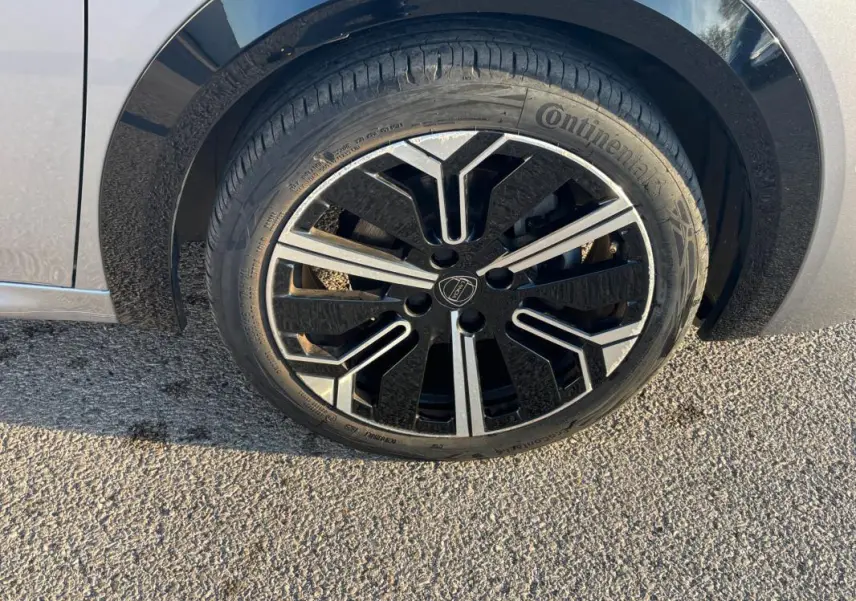 Gros plan sur la jante avant droite noire et argentée de la Lancia Ypsilon gris 2025 avec pneu Continental.