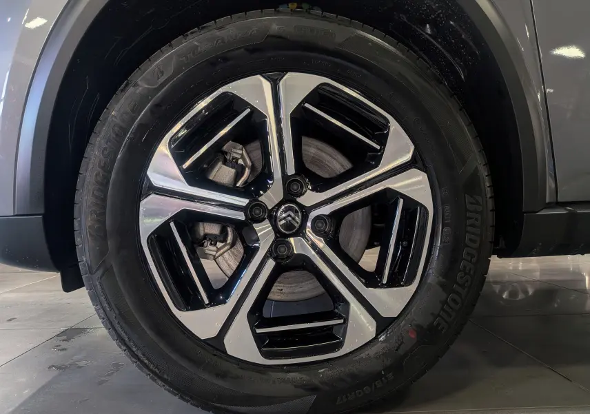 Gros plan sur la roue avant droite du Citroën C3 Aircross gris Mercury, jante alliage bicolore noire et argentée.