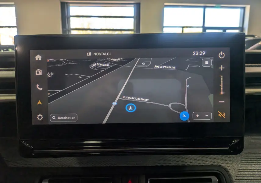 Écran tactile central du Citroën C3 Aircross 2026 affichant la navigation GPS avec carte en mode nuit.