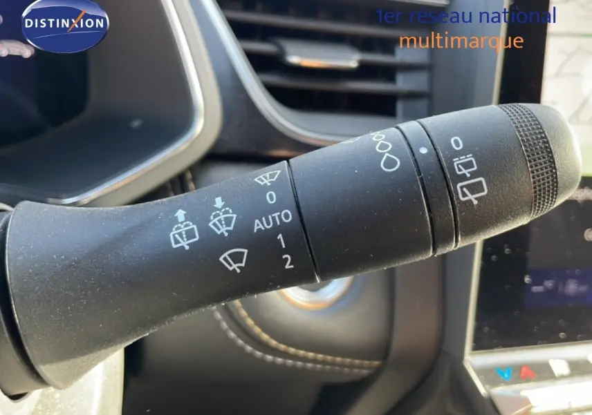 Gros plan sur la commande d’essuie-glace à gauche du volant dans l’habitacle du Renault Symbioz gris cassiopée métal.