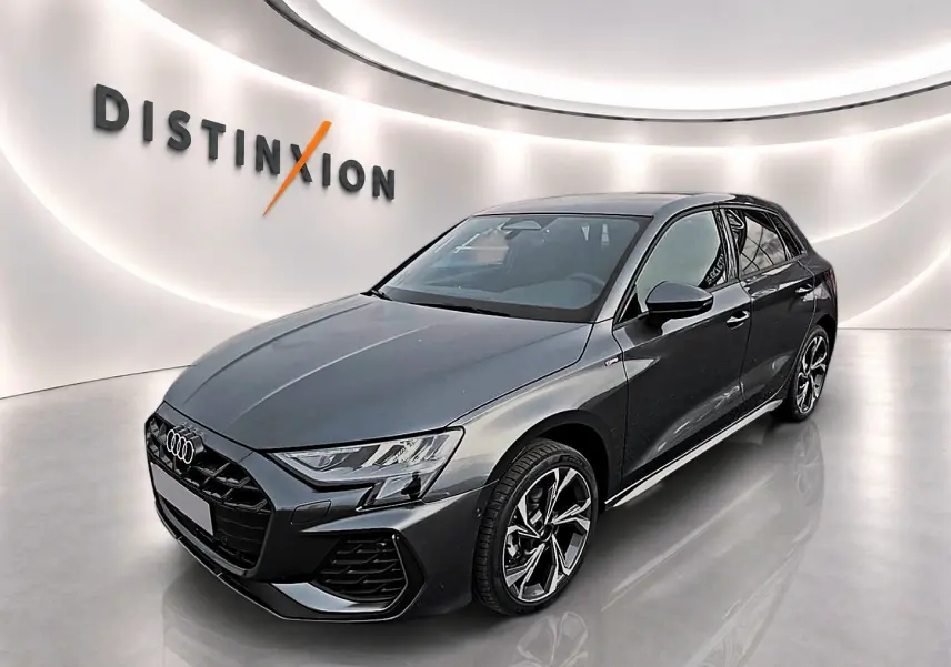 Audi A3 Sportback gris Daytona vue 3/4 avant droit avec jantes alu et calandre S line noire brillante.