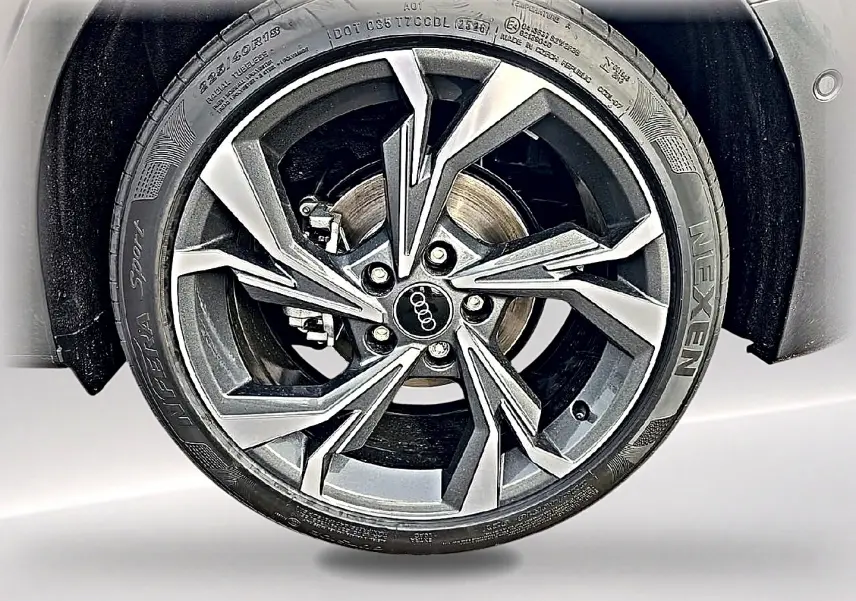 Gros plan sur la jante alu 18 pouces gris graphite de l'Audi A3 Sportback 1.5 TFSI 150 hybride S line.