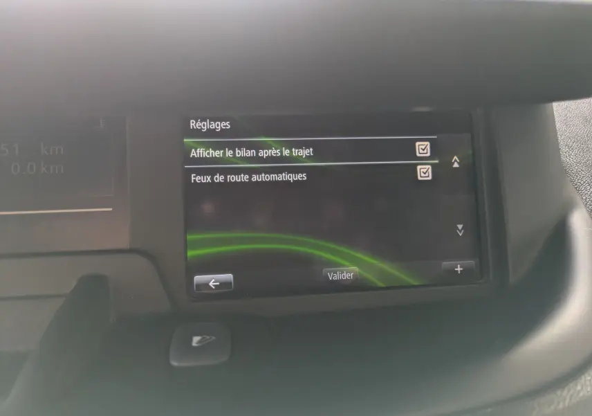 Écran central de la Renault Scenic IV 1.5 DCI 110 Bose affichant les réglages d'aide à la conduite.