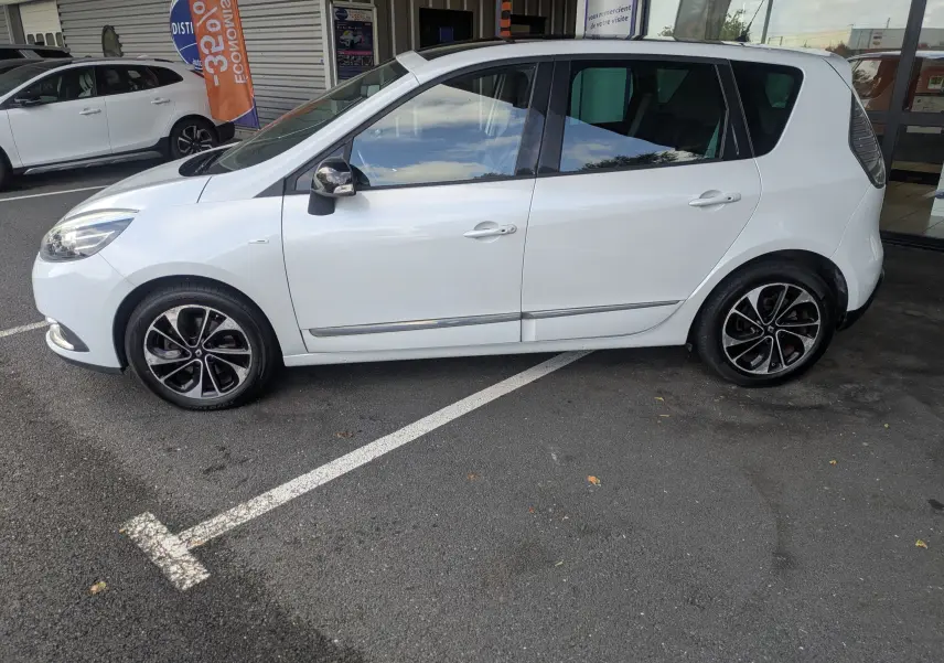 Renault Scénic IV blanc vue de profil côté gauche, avec jantes alliage bicolores et vitres teintées.