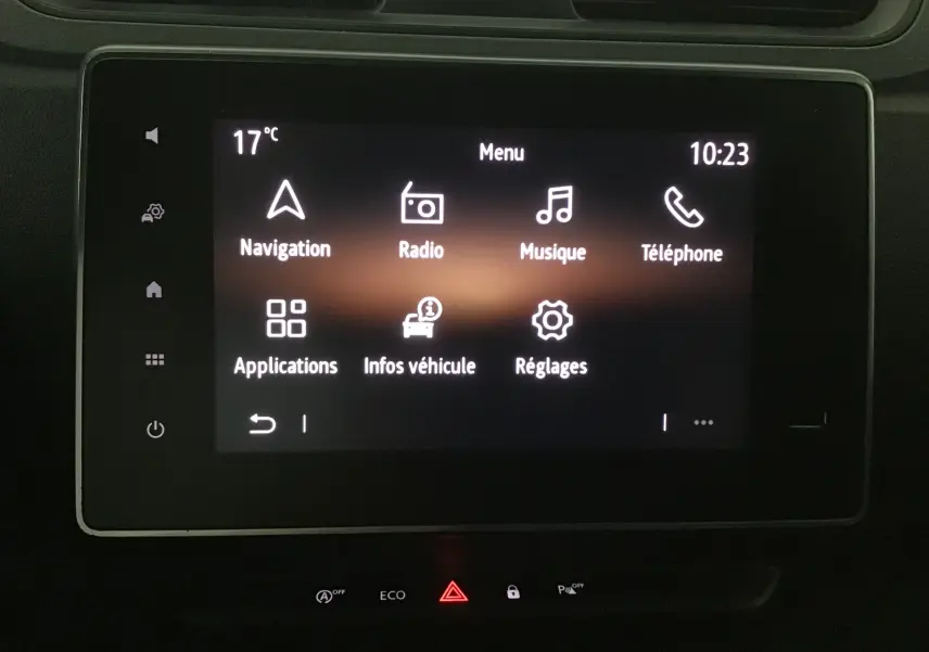 Écran tactile Easy Link de 8 pouces affichant le menu principal dans le tableau de bord du Renault Express Van blanc.