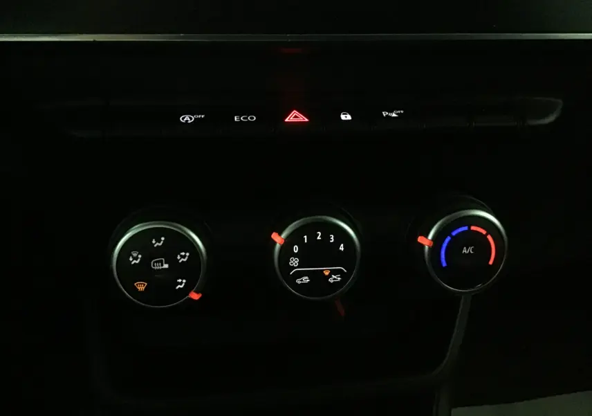 Gros plan sur les commandes de climatisation et les boutons de fonction du tableau de bord du Renault Express Van blanc 2021.