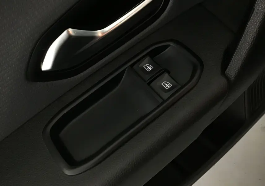 Gros plan sur les commandes de lève-vitres côté conducteur du Renault Express Van blanc, finition Confort GPS 2021.