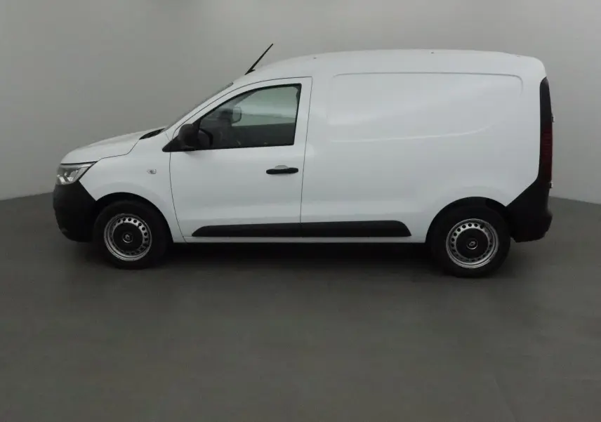 Renault Express Van blanc vu de profil côté gauche, fourgonnette utilitaire avec détails noirs sur bas de caisse.