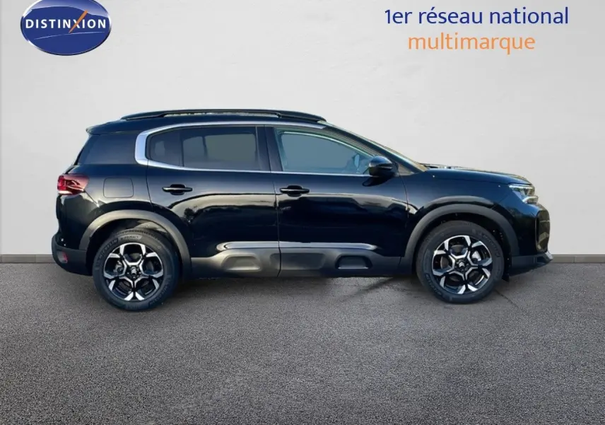 Profil côté gauche du Citroën C5 Aircross noir Perla Metal avec ses jantes distinctives et ses protections latérales grises.