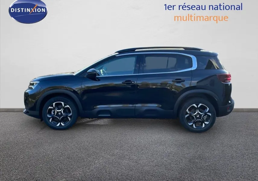 Profil latéral droit d'un SUV Citroën C5 Aircross noir Perla Metal avec jantes alliage et toit panoramique.