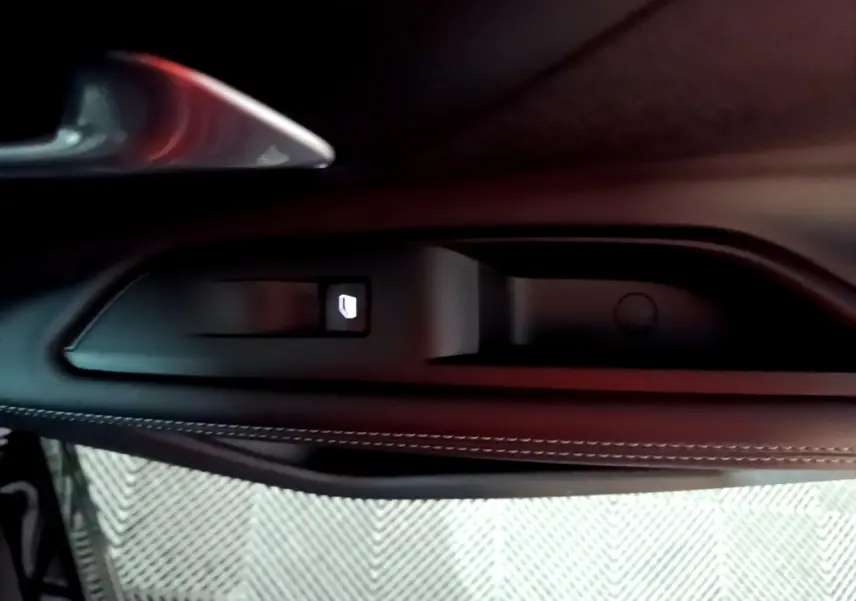 Détail de la poignée intérieure côté gauche du Peugeot 3008 noir avec bouton de verrouillage éclairé.