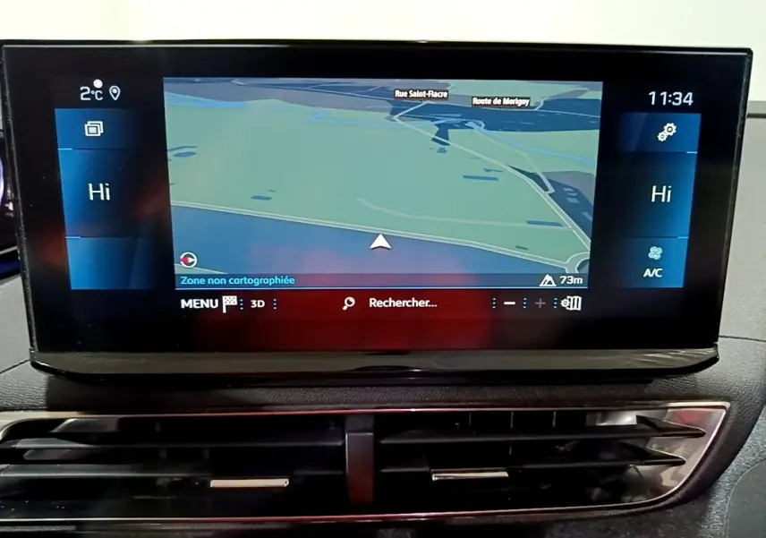 Écran tactile central du tableau de bord du Peugeot 3008 noir, affichant la navigation en mode 3D.