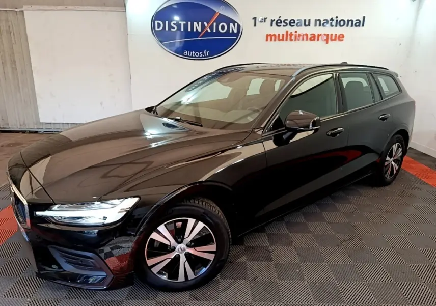 Volvo V60 D3 Business noire vue 3/4 avant droit en intérieur avec jantes alliage et feux LED allumés.