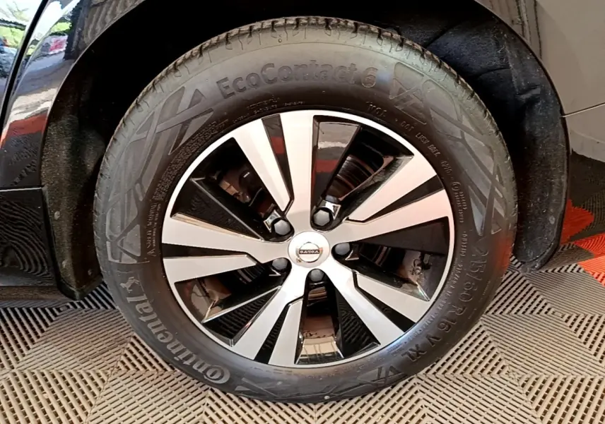 Gros plan sur la roue avant droite noire d’un Volvo V60 D3 AdBlue 2020 avec jante alliage bicolore moderne.