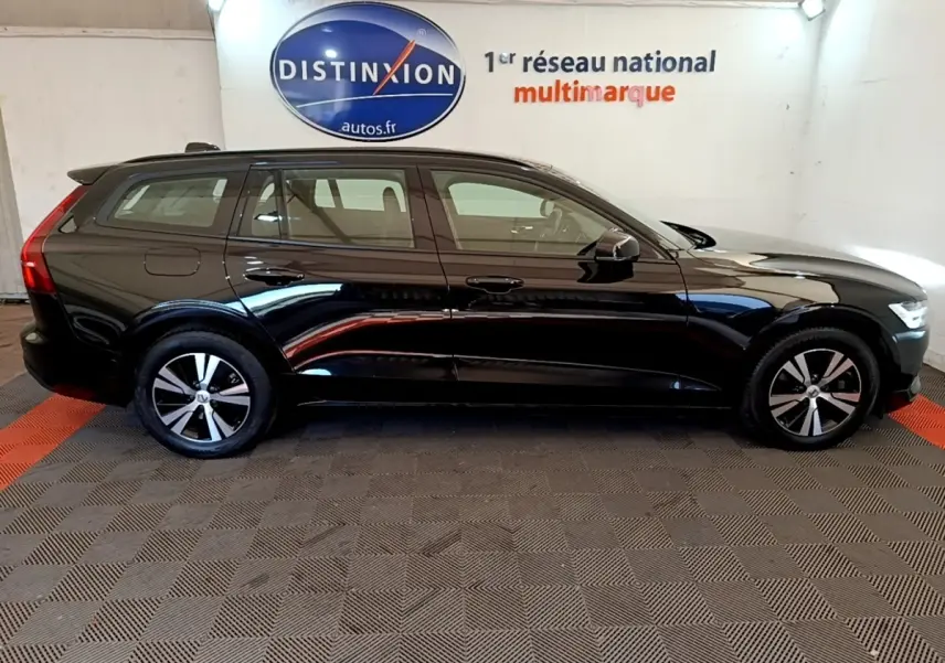 Profil côté droit d'un break Volvo V60 noir 2020, avec jantes alliage et toit avec spoiler discret.