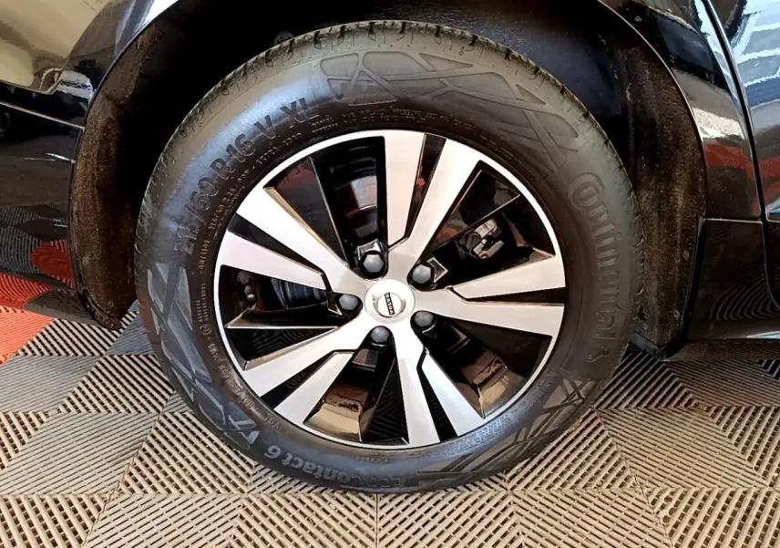 Gros plan sur la roue avant droite noire d'une Volvo V60 D3 2020 avec jante alliage bicolore et pneu Continental.