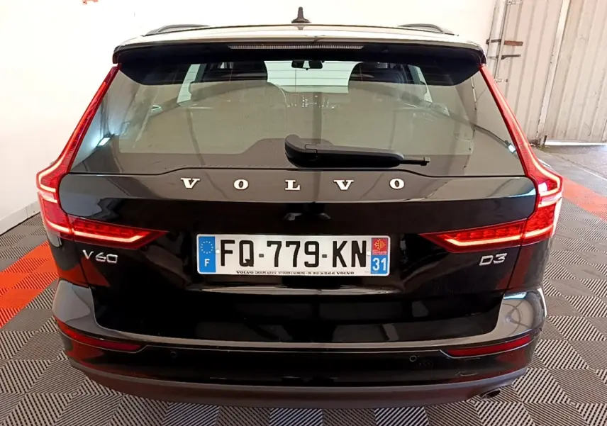 Vue arrière d’un Volvo V60 D3 noir avec feux LED caractéristiques et plaque d’immatriculation française visible.