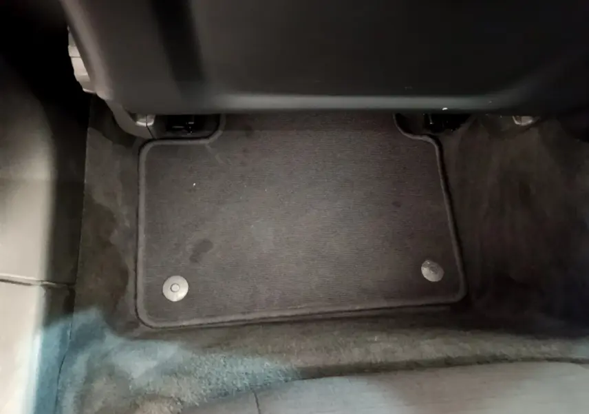 Vue du sol arrière côté passager avec tapis noir dans un Volvo V60 D3 AdBlue 2020 noir.