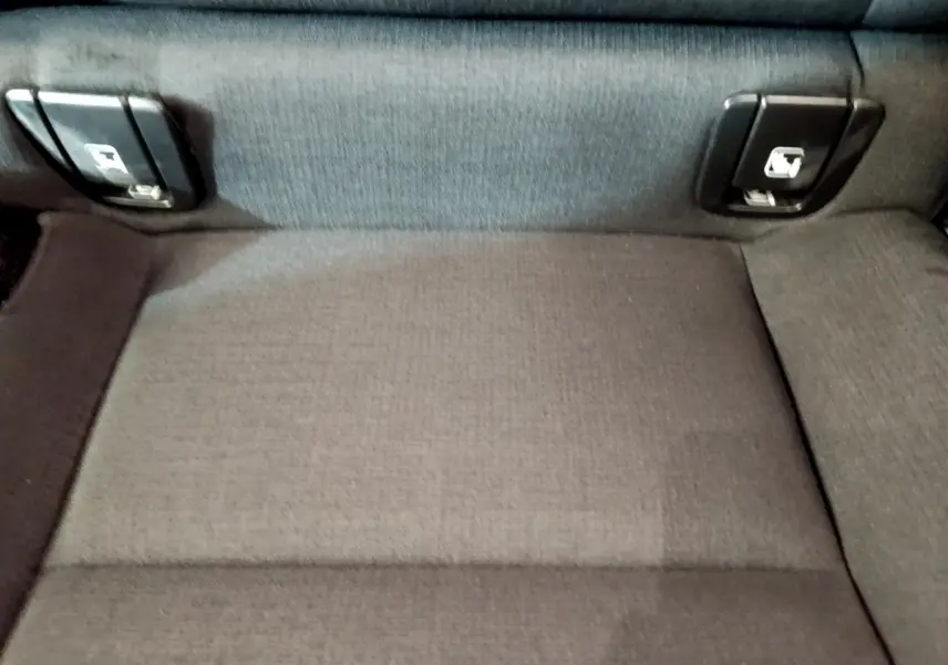 Gros plan sur la banquette arrière noire du Volvo V60 D3 2020 avec boutons de rabattement intégrés.