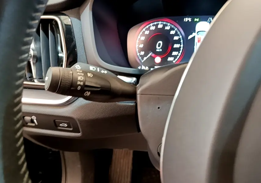 Vue rapprochée du tableau de bord et du volant noir d’une Volvo V60 D3 2020 avec affichage numérique et commandes au volant.