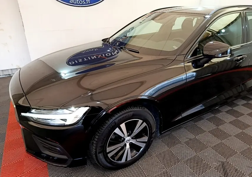 Volvo V60 D3 noir vue 3/4 avant droit, mettant en valeur ses phares LED et jantes alliage bicolores.