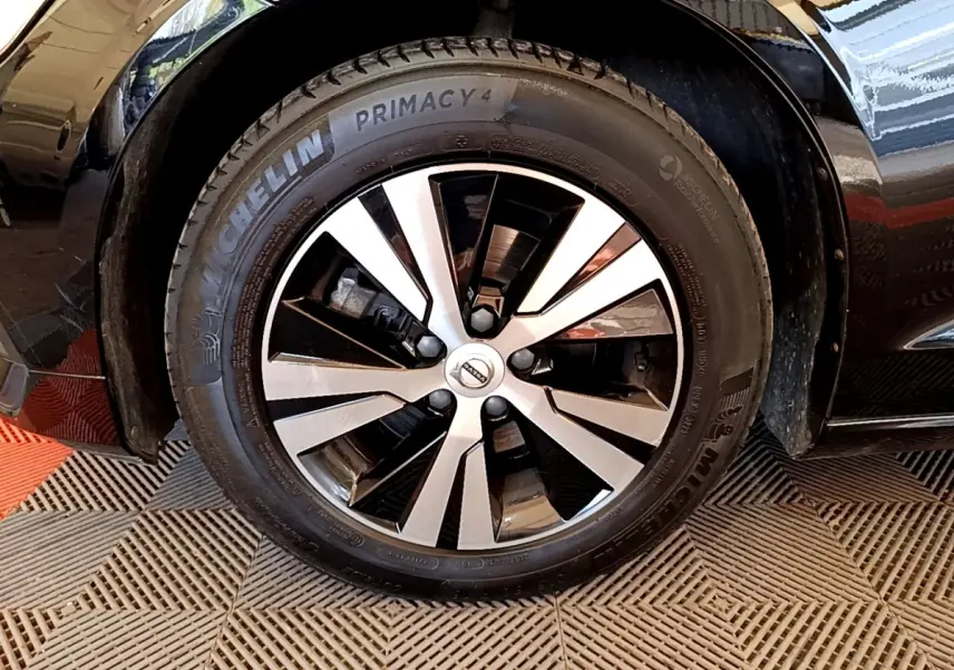 Gros plan sur la roue avant droite noire d’un Volvo V60 2020 avec jante alliage bicolore et pneu Michelin Primacy 4.