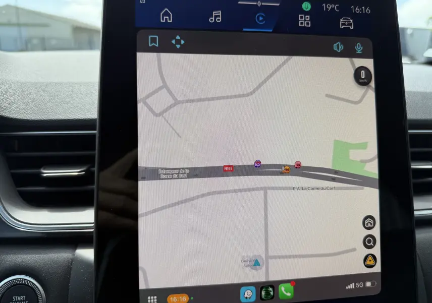 Vue rapprochée de l’écran tactile central du Renault Symbioz 2025, affichant la navigation GPS dans un intérieur gris cassiopée métal.