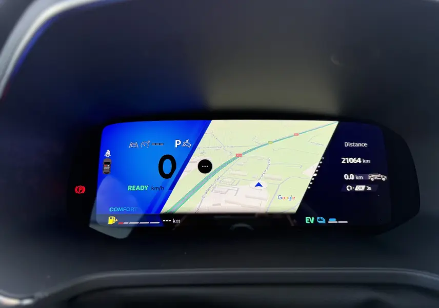 Tableau de bord numérique de la Renault Symbioz 2025 affichant la navigation GPS et les informations de conduite en mode confort.